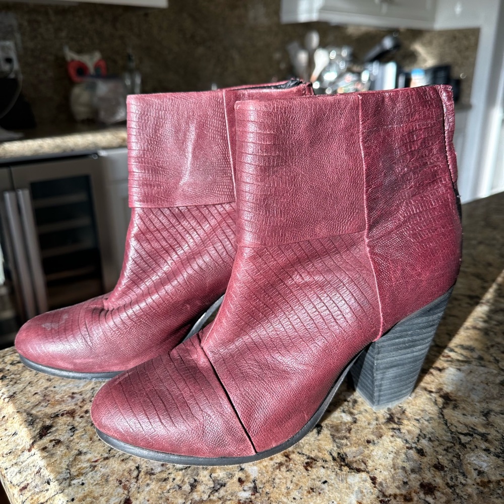 Cute Rag & Bone booties size 39 or US 9.             True to size. Great cond